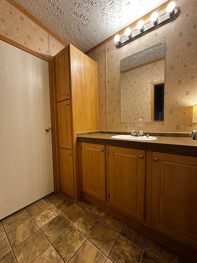 Building Photo - Spacious 4 bedroom/2 bath home for rent - ...