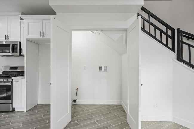 Building Photo - 915 E Central Ave