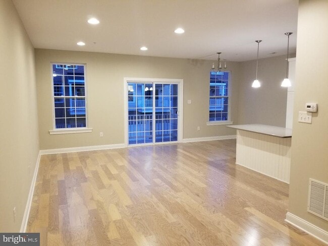 Building Photo - 754 W 2nd St