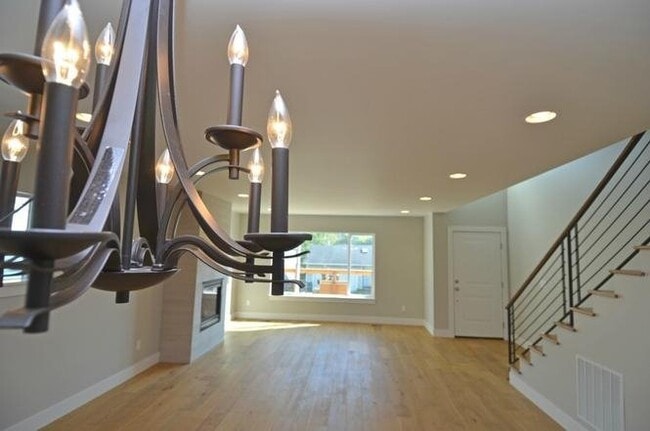 Building Photo - Spacious 5-Bedroom Home for Rent in the Maple Leaf Community