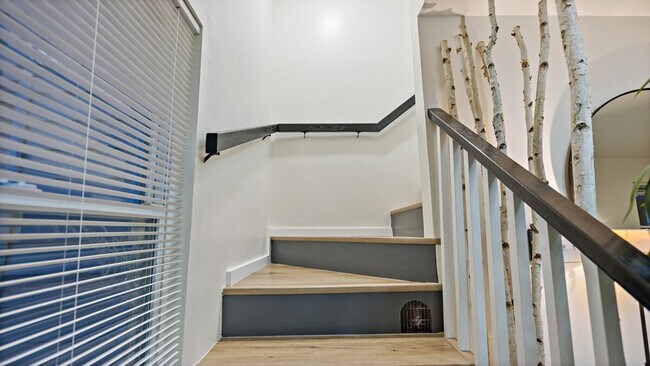 Building Photo - 907 Rollins Ave