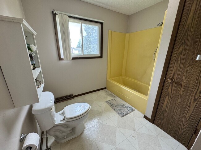 Building Photo - 3 bed, 1.5 bath duplex for rent in Cedar Falls