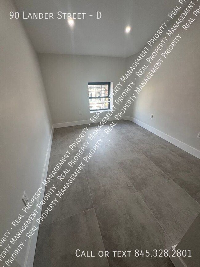 Building Photo - Stunning 2-BR Apartment