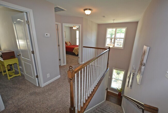 Building Photo - Gorgeous! 3 Bed/2.5 Bath house! Close to I-24! Lawn/Garbage Included!