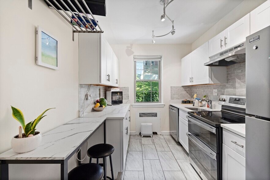 Primary Photo - 1496 Beacon St