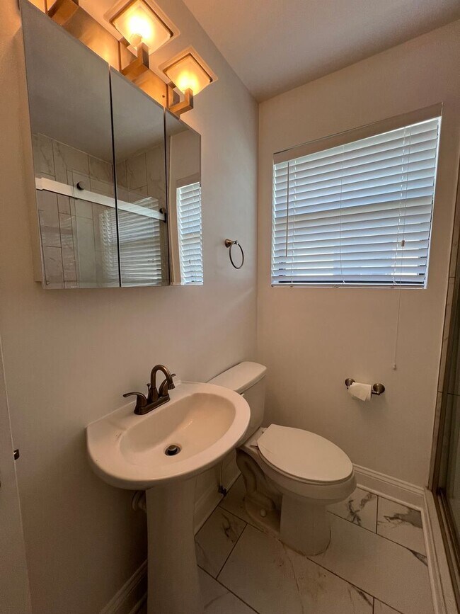 Building Photo - Beautiful renovated 1 bedroom Condo with R...