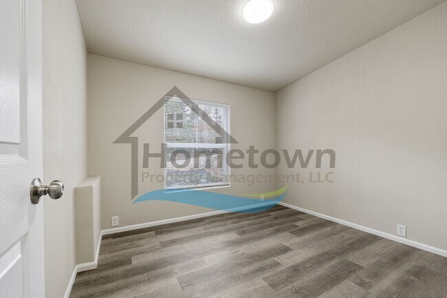 Building Photo - 3 Bedroom 2 Bathroom Home with Off-Street Parking Available in Sagle, Idaho!