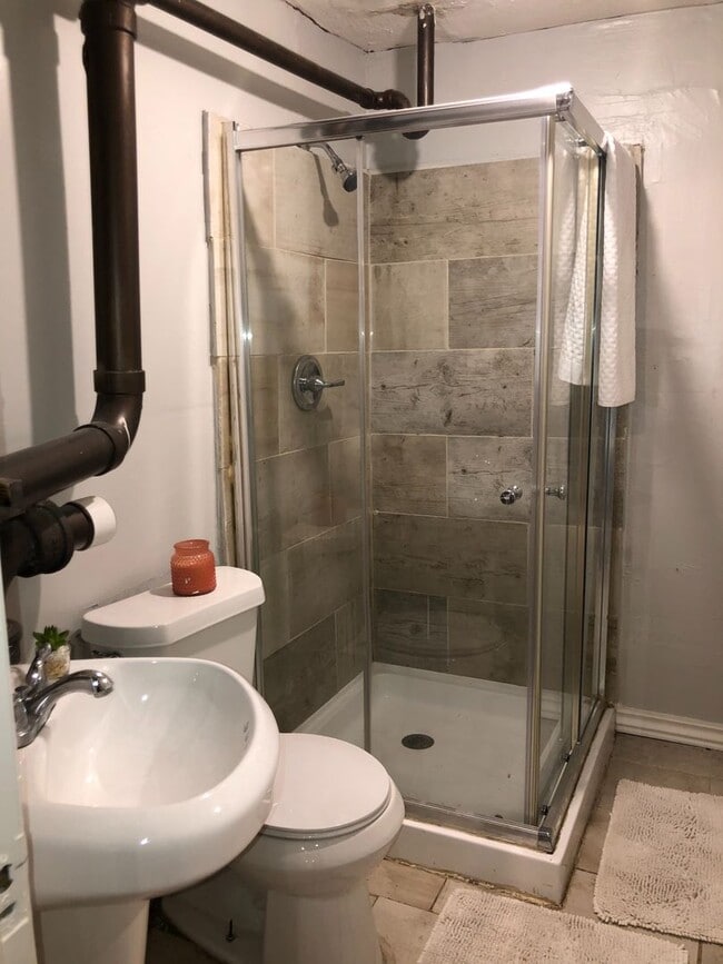 Building Photo - 1 bedroom with 1 bath with a single garage, downstairs unit for rent !