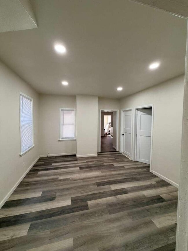 Building Photo - 653 W Bruce St