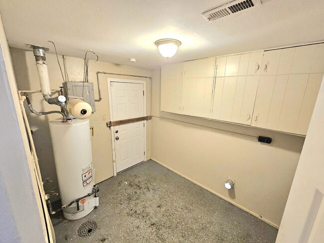 Building Photo - Amazing 3 Bedroom 1 Bathroom Home