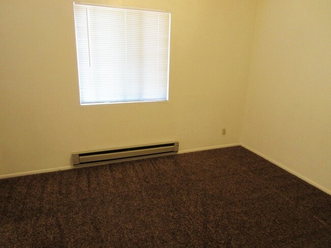 Building Photo - 2 bedroom, 1.5 bathroom, 2 condo near SUU