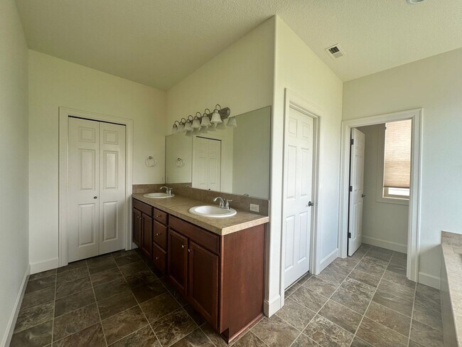 Building Photo - Spacious 3 Bedroom + Bonus Room , club, Across from Park!