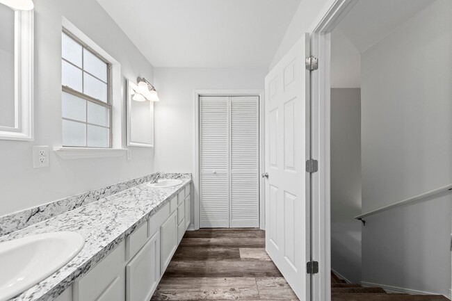 Building Photo - Beautifully Updated Townhouse in Niceville!