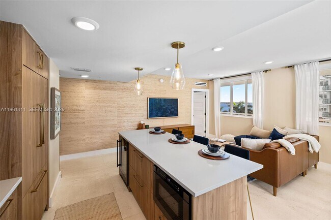 Building Photo - 1402 Brickell Bay Dr