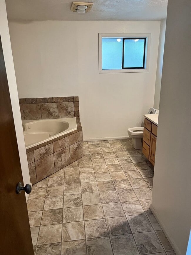 Building Photo - 3 Bed, 2 bath house located in Eugene