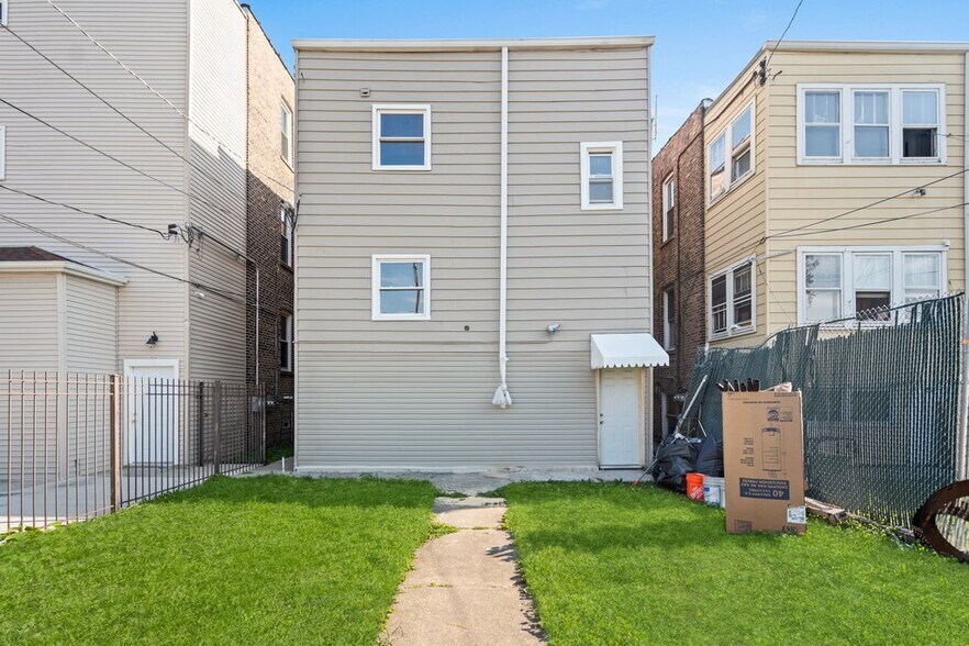 Building Photo - 4116 W Cermak Rd