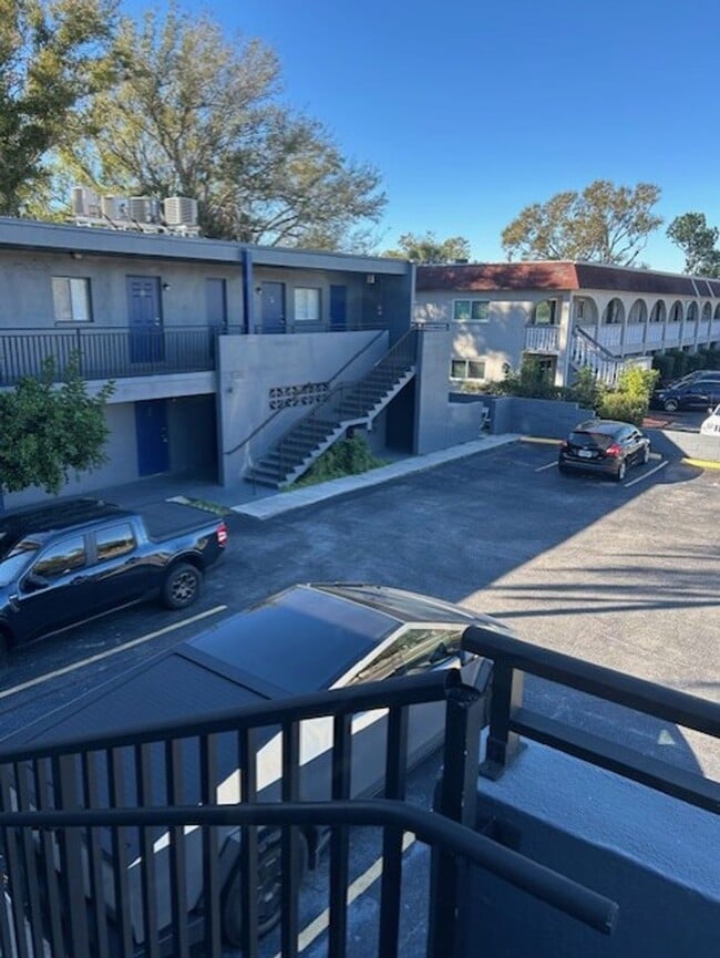 Building Photo - Well maintained 1/1 centrally located