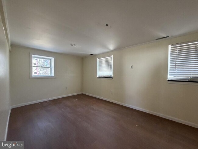 Building Photo - 322 W Nicholson Rd