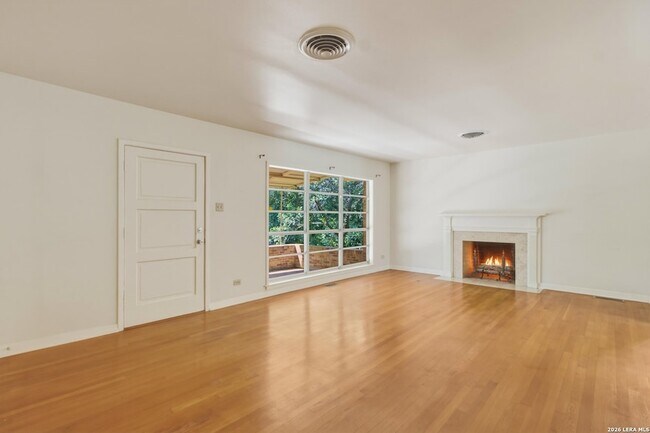 Building Photo - 207 Canyon Dr