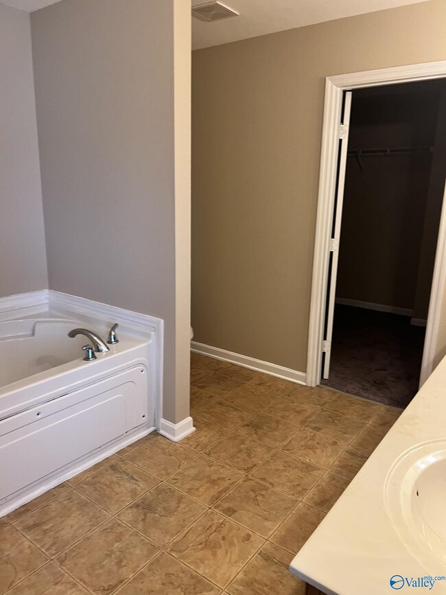 Building Photo - 3061 Castlecreek Dr SW