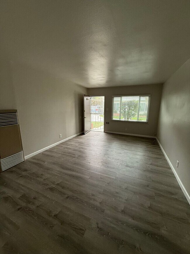 Building Photo - 512 Carpenter St