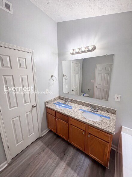 Building Photo - 3908 Old Ivy Ct