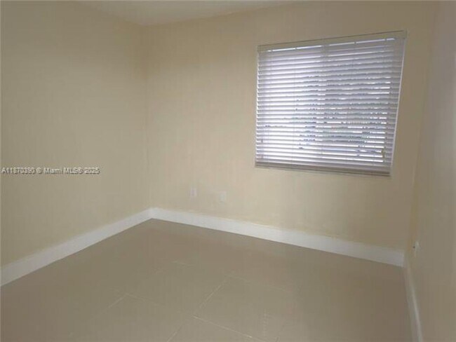 Building Photo - 1120 NW 124 Pl