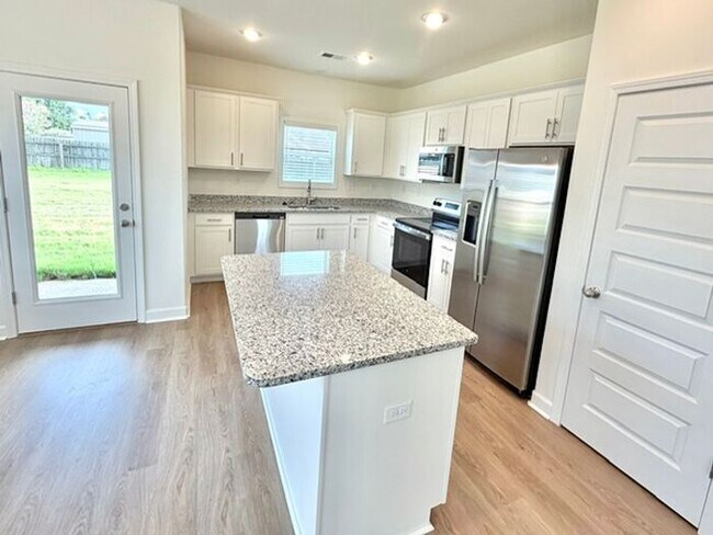 Building Photo - Now Leasing a 4-bedroom 3 bath home in Oakland, TN