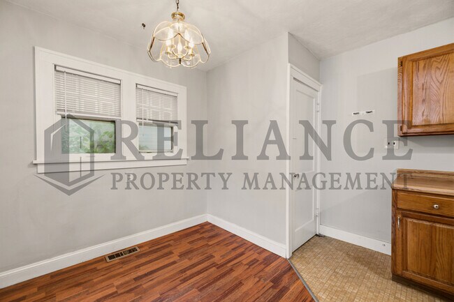 Building Photo - 703 S Grove Dr