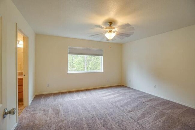Building Photo - THREE BEDROOM TOWNHOUSE
