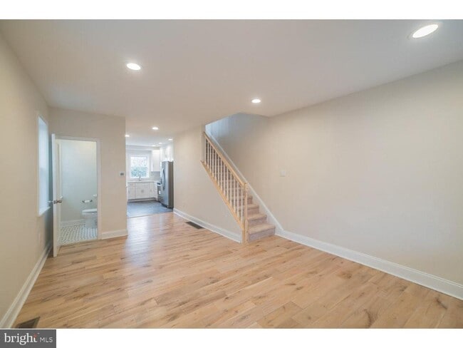 Building Photo - 253 Iona Ave