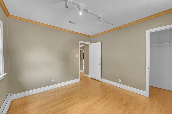 Building Photo - $3,195, 3-bed, 3-bath located in Denver wi...