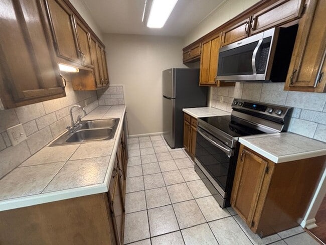 Building Photo - 6114 Parkforest Dr