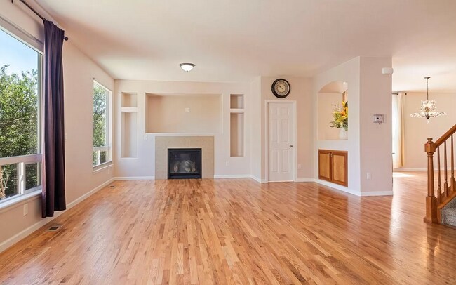 Building Photo - Huge room in a large shared home, private ...
