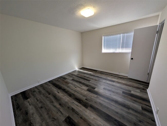 Building Photo - 2101 Fountain View Dr