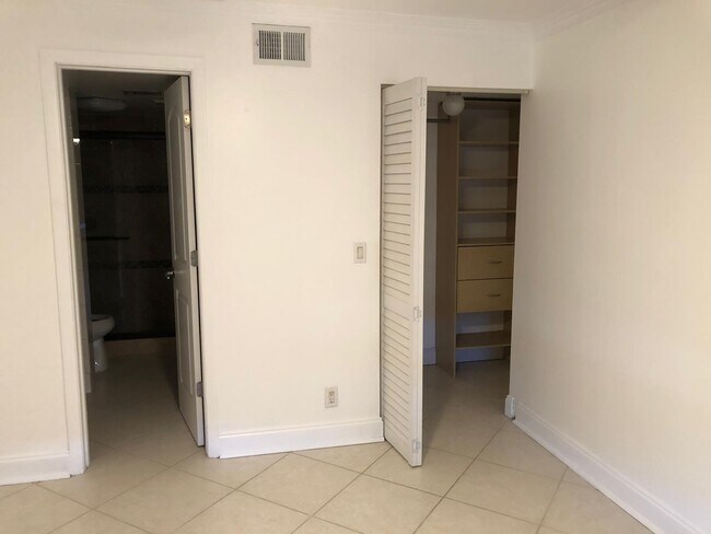 Building Photo - 21911 Lake Forest Cir