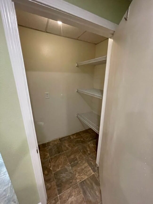 Building Photo - 3bedroom/1 bath apartment -upstairs above ...
