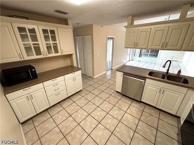 Building Photo - 5660 Foxlake Dr