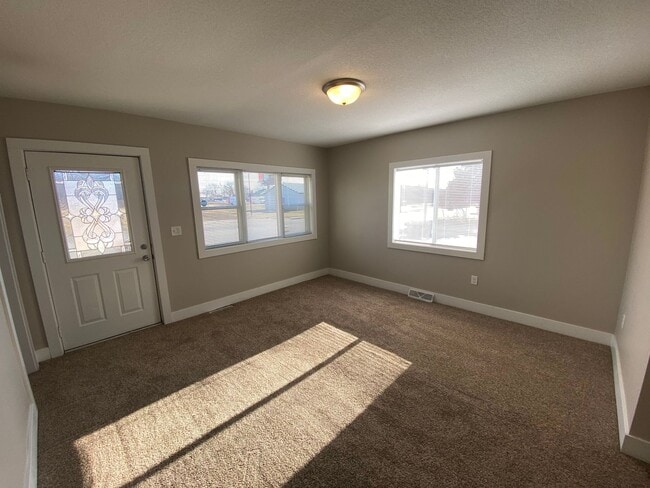 Building Photo - 4 Bedroom Home just 3 minutes from downtown!