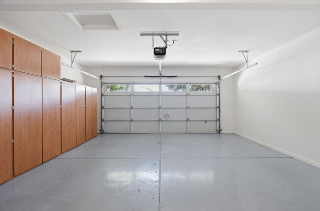 Building Photo - 3565 E Vaughn Ct