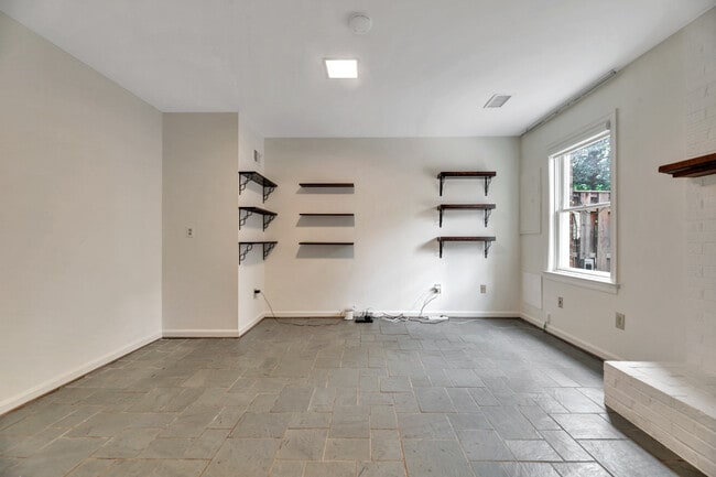 Building Photo - 1053 N George Mason Dr