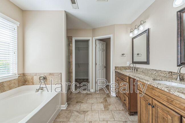 Building Photo - 15112 Northsprings Dr