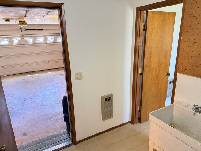 Building Photo - Well-kept house in desirable Thurston neighborhood!