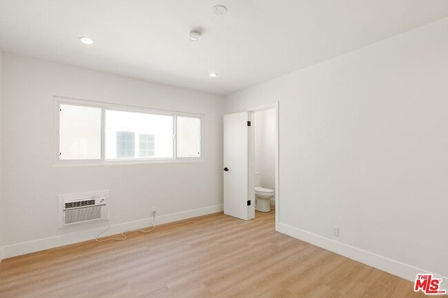 Building Photo - 352 S Doheny Dr