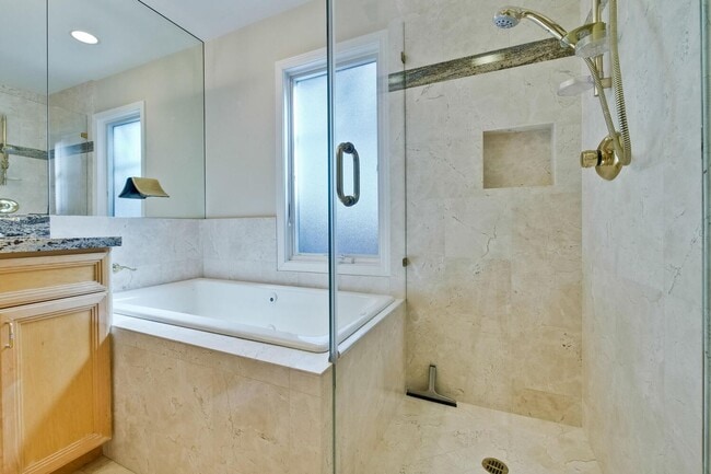 Building Photo - Beautiful 4 bedroom, 3 bath in desirable C...