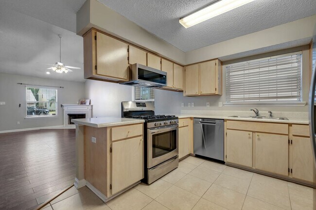 Building Photo - East Tallahassee Townhome