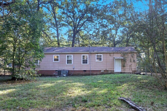 Building Photo - 211 W Lakeview Dr