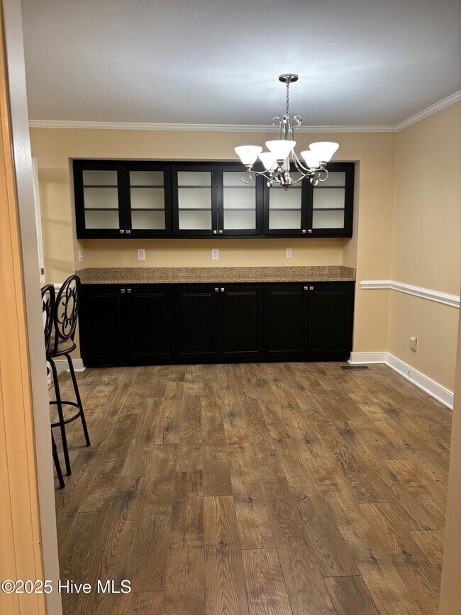 Building Photo - 609 River Hill Dr