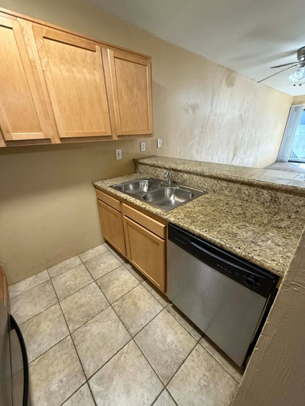 Building Photo - 931 N Euclid Ave