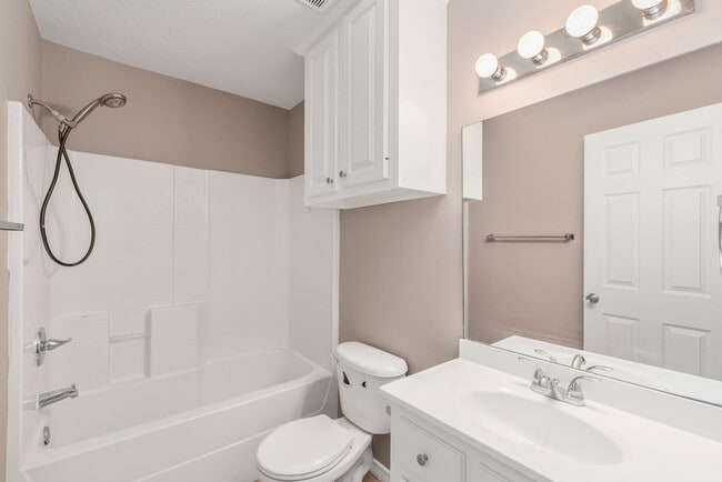 Building Photo - Newly Renovated 3 bed, 2 bath home on cul-...